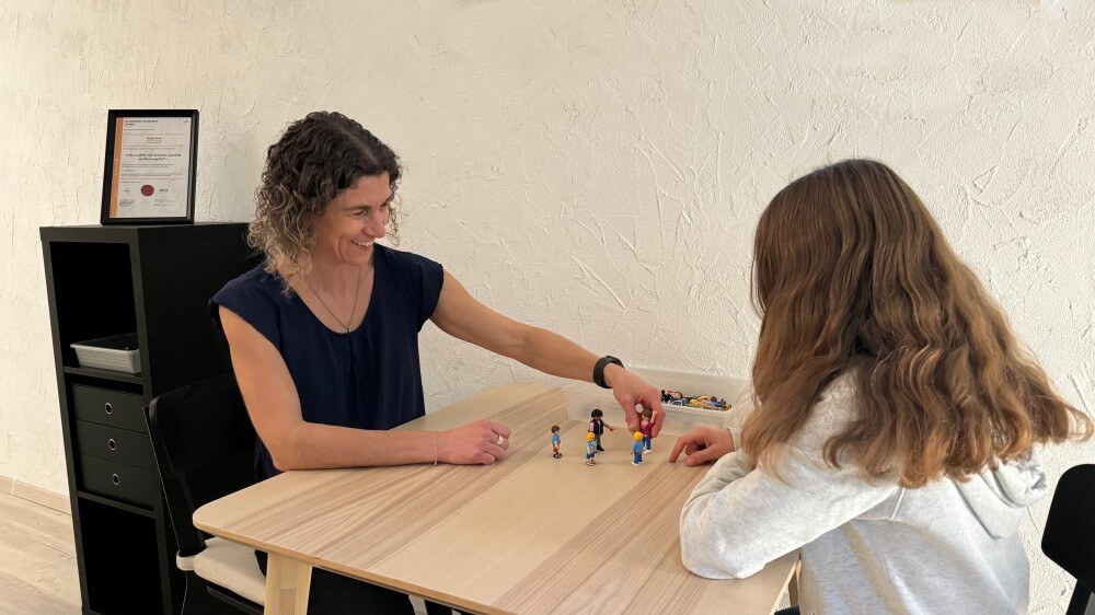 Rahel Graf coacht ein Kind mit ADHS / ASS in ihrer Praxis in Ballwil (Seetal)