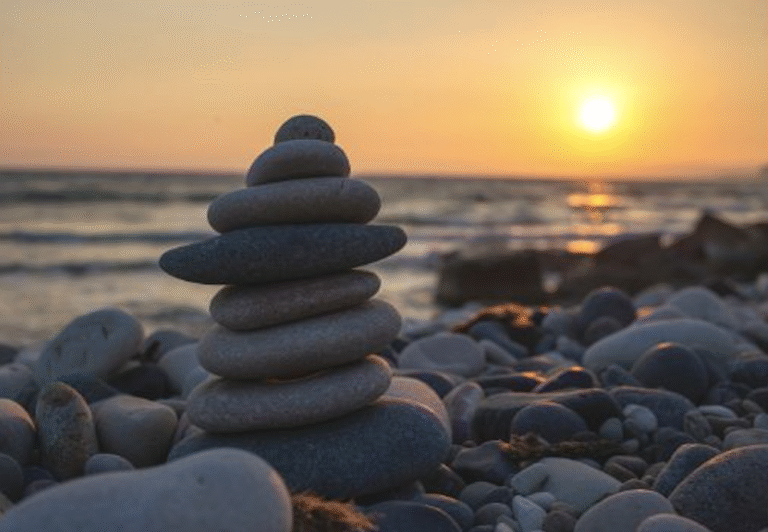 Innere Ruhe kann bei Kindern durch bewusste Übungen aus der Achtsamkeit erreicht werden