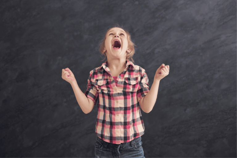 Ein Mädchen mit ADHS, das wütend ist und sich selbst nicht regulieren kann