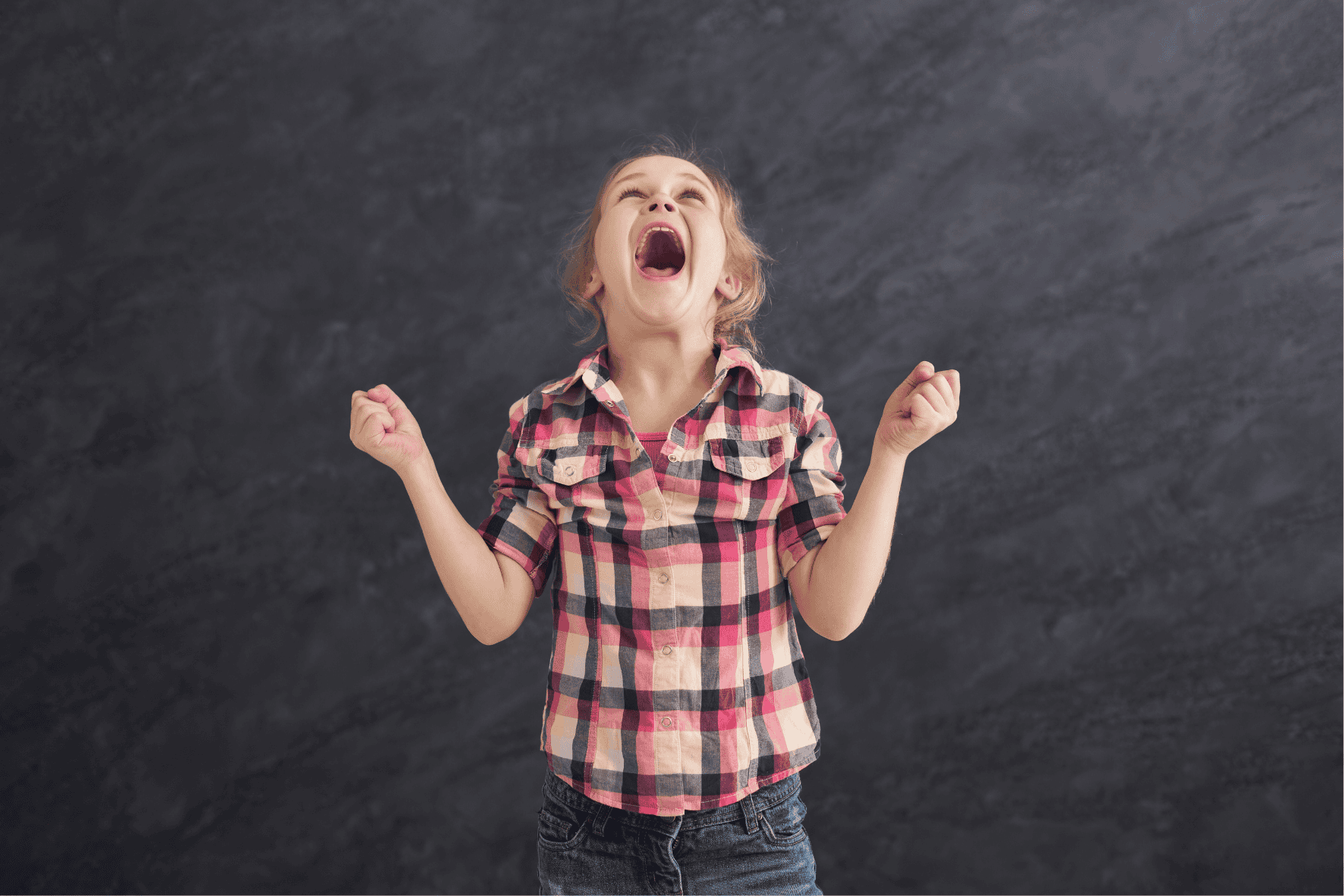 Ein Mädchen mit ADHS, das wütend ist und sich selbst nicht regulieren kann