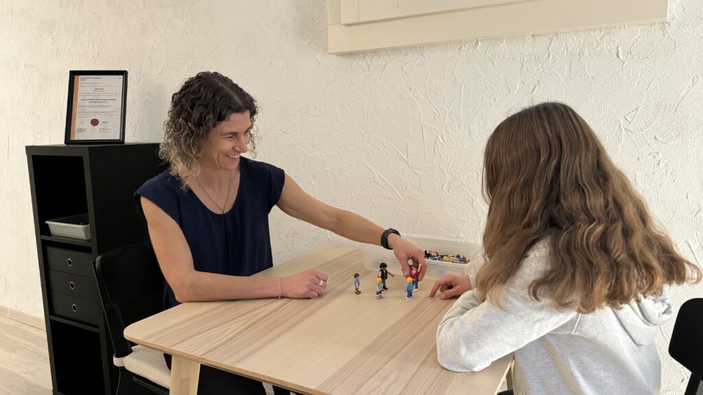 Rahel Graf coacht ein Kind mit ADHS in ihrer Praxis in Ballwil/Luzern