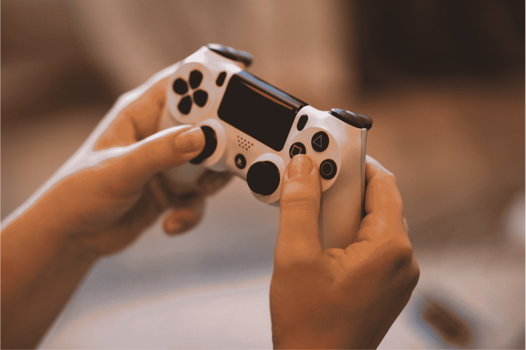 Kind mit ADHS vertieft am Gamen