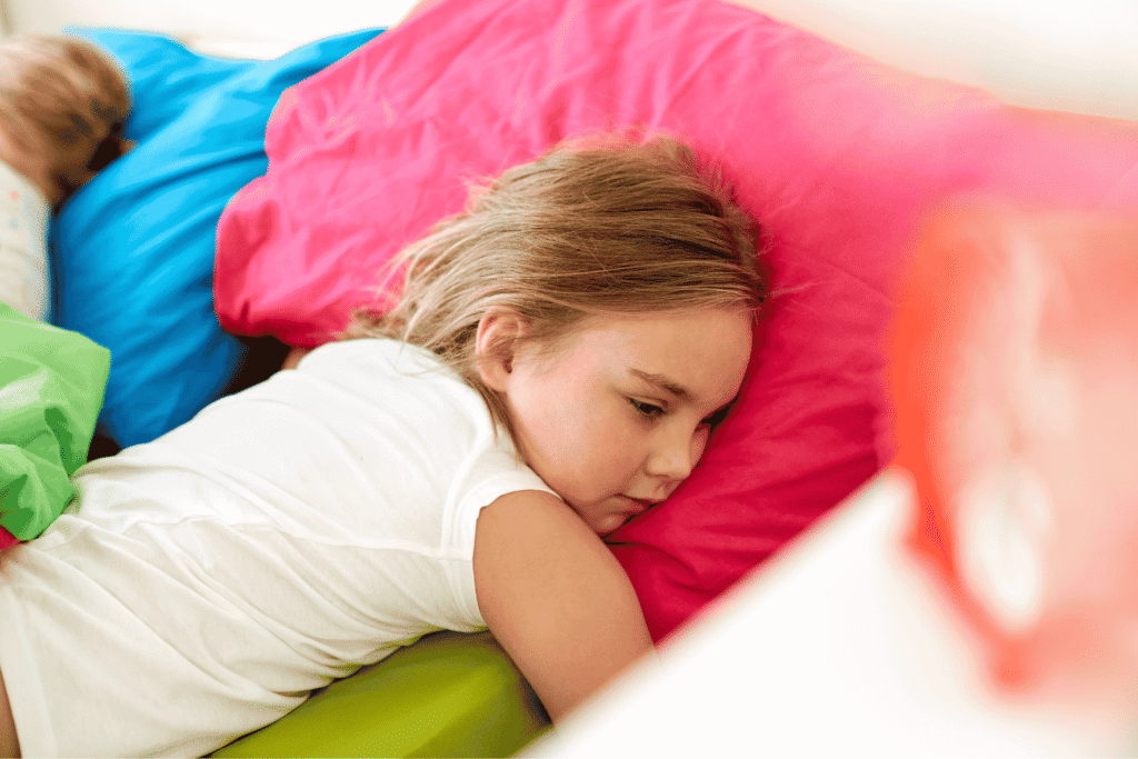 ADHS-Kind am Abend wach im Bett