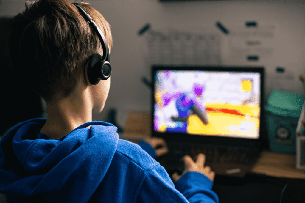 Junge mit ADHS konzentriert am Gamen